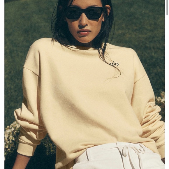 ALO Yoga Accolade Crew Neck Pullover -
Candlelight Yellow - Picture 3 of 5